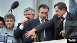 Александр Руцкой (второй слева) у стен Белого дома. 3 октября 1993 года