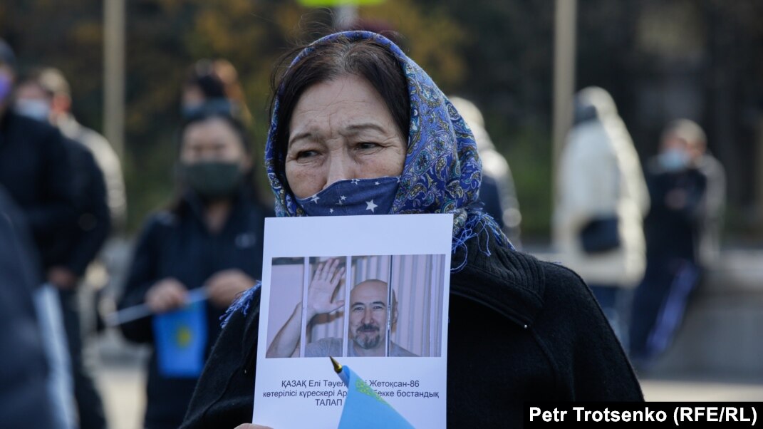 Түнгі көйлектегі ерлердің және трусикидегі әйелдердің ескі порнофильмдері