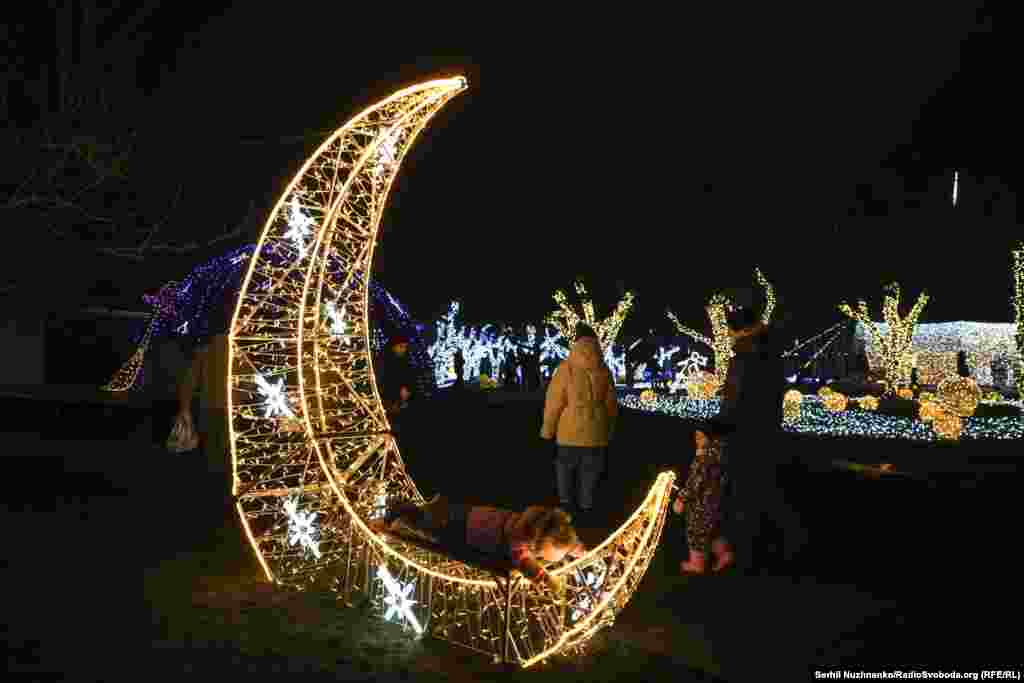 Дитина відпочиває на одній з локацій «Зимової країни»