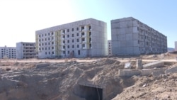 Некогда жилые многоэтажные дома бывшего поселка городского типа Верхние Кайракты. Карагандинская область, 22 октября 2019 года.