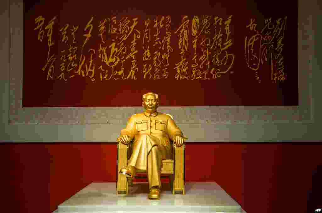 مجسمه طلایی مائو در جنوب چین (۲۰۱۳)