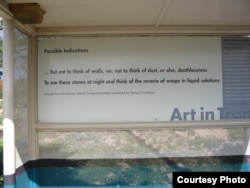 строки из стихотворения А. Драгомощенко на автобусной остановке в Лос-Анджелесе