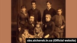 Родина Алчевських: у центрі – Олексій Алчевський (1835–1901), Христина Алчевська (1841–1920); зліва-направо – Іван (сидить), Ганна, Григорій, Дмитро, Микола; на колінах – наймолодша донька Христя. Фото 1880-х років 