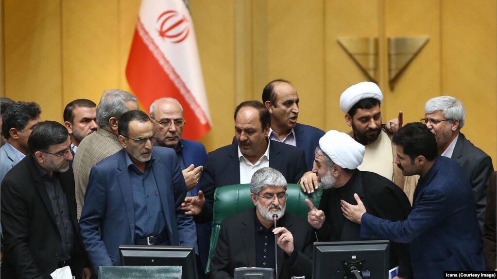 مجتبی ذوالنوری (نفر سمت رئیس مجلس) نماینده قم در حال بحث با علی مطهری.