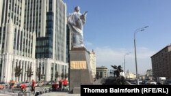Памятник конструктору оружия Михаилу Калашникову незадолго до открытия монумента. Москва, 18 сентября 2017 года.