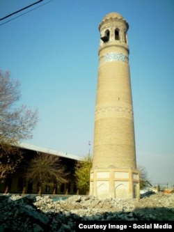 The historical minaret has stood in Andijon since the 1200s. (click to enlarge).