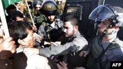 Зіяд Абу Ейн (л) під час сутички з ізраїльськими силовиками, 11 грудня 2014 року