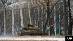 Донецк қаласында жүрген айырым белгісі жоқ ресейлік Т-72 танкісі. 26 қараша 2014 жыл.