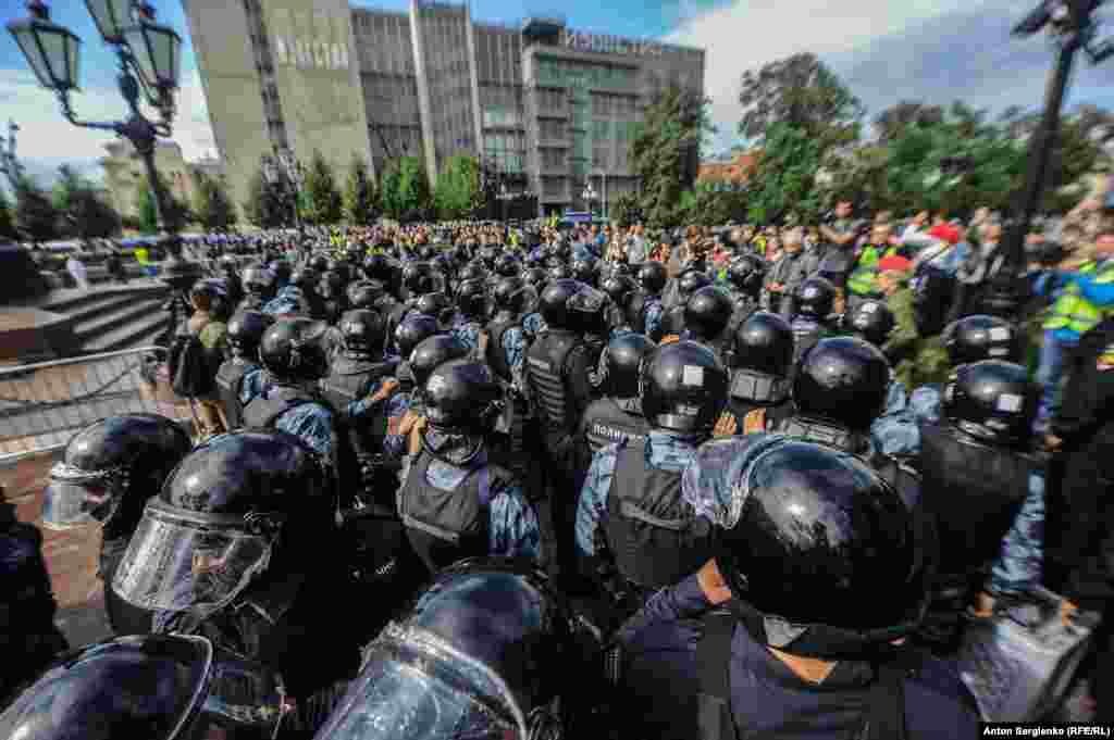 Ranks of riot police were in place to prevent protesters marching along the Boulevard Ring, which skirts central Moscow.&nbsp;
