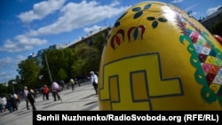 Пасхальное яйцо с крымскотатарской символикой на Фестивале писанок в Киеве