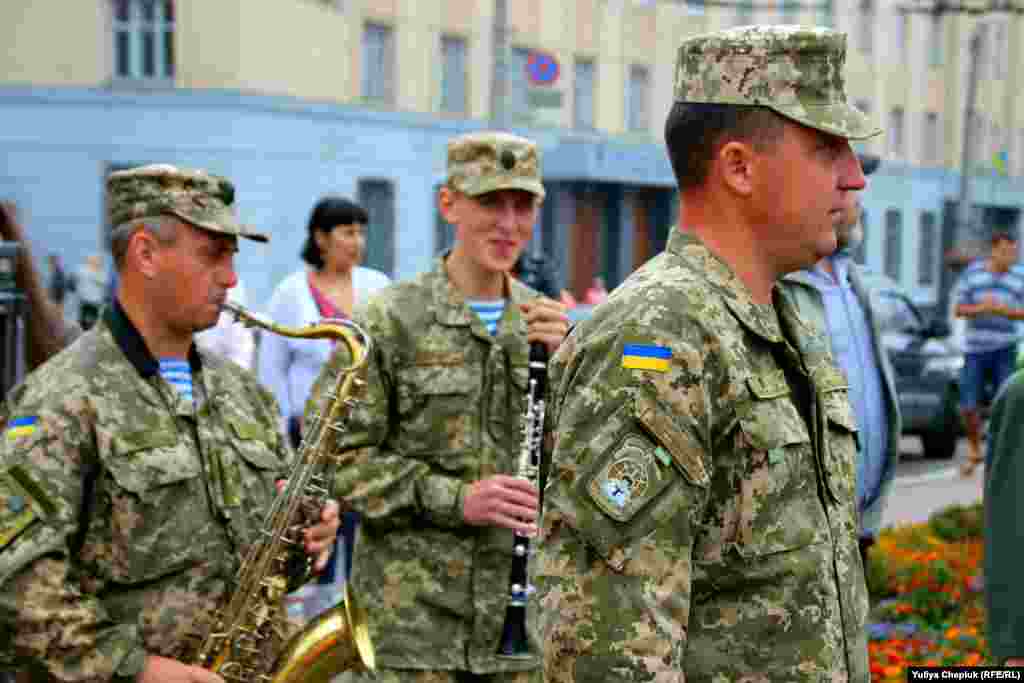 Бійців зустрічає військовий оркестр. Також зустріти своїх побратимів прийшли бійці 90-го батальйону, які повернулися додому минулої суботи