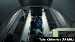 Indigo Fleur günün sonunda Tbilisi çevrəsindəki Varketli metrosundan çıxıb evlərinə gedən işçi axınını yaddaşa köçürüb