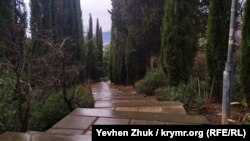 Парк разбит на крутых склонах, по которым струятся многочисленные дорожки