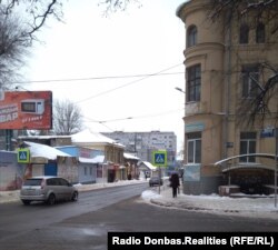 Бывший Трудовской театр, организованный в начале ХХ века для рабочих металлургического завода (справа)