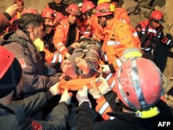 Рятувальники витягають жертв землетрусу