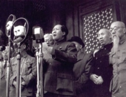 مائو در اول اکتبر ۱۹۴۹ در زمان اعلام تأسیس جمهوری خلق چین