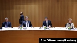 Hašim Tači (levo) i Aleksandar Vučić (drugi s desna). Između njih dvojice je premijer Hrvatske Andrej Plenković. Desno Ursula van der Lajen (von der Leyen), predsednica Evropske komisije. Sa samita o Zapadnom Balkanu u Briselu, 16. februara 2020.