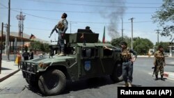 نیروهای امنیتی افغانستان در اطراف محل انفجار 