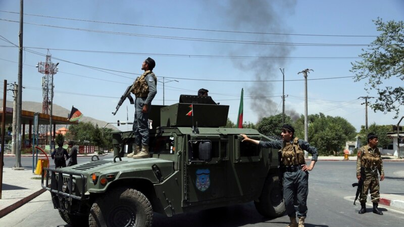 Еден загинат и 100 повредени во нападите во Авганистан