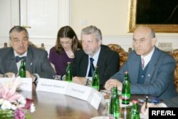 Міністар замежных спраў Чэхіі Карэл Шварцэнбэрг, Аляксандар Мілінкевіч і Зянон Пазьняк, травень 2009, Прага.
