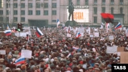 Мітинг у столиці тоді ще СРСР, на якому майорять і українські прапори (червоно-чорний та синьо-жовтий). Москва, 28 березня 1991 року. Українці брали активну участь в масових акціях у Москві, які, в кінцевому результаті, призвели до розпаду радянської імперії