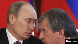 Presidenti rus Vladimir Putin dhe Igor Sechin, udhëheqës i kompanisë ruse 'Rosneft' 