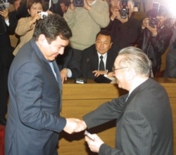 Айдар Акаевге Боршайкомдун ошол кездеги жетекчиси Сулайман Иманбаев мандат тапшырып жаткан учур. 22-март, 2005-жыл. (Архивдик сүрөт).