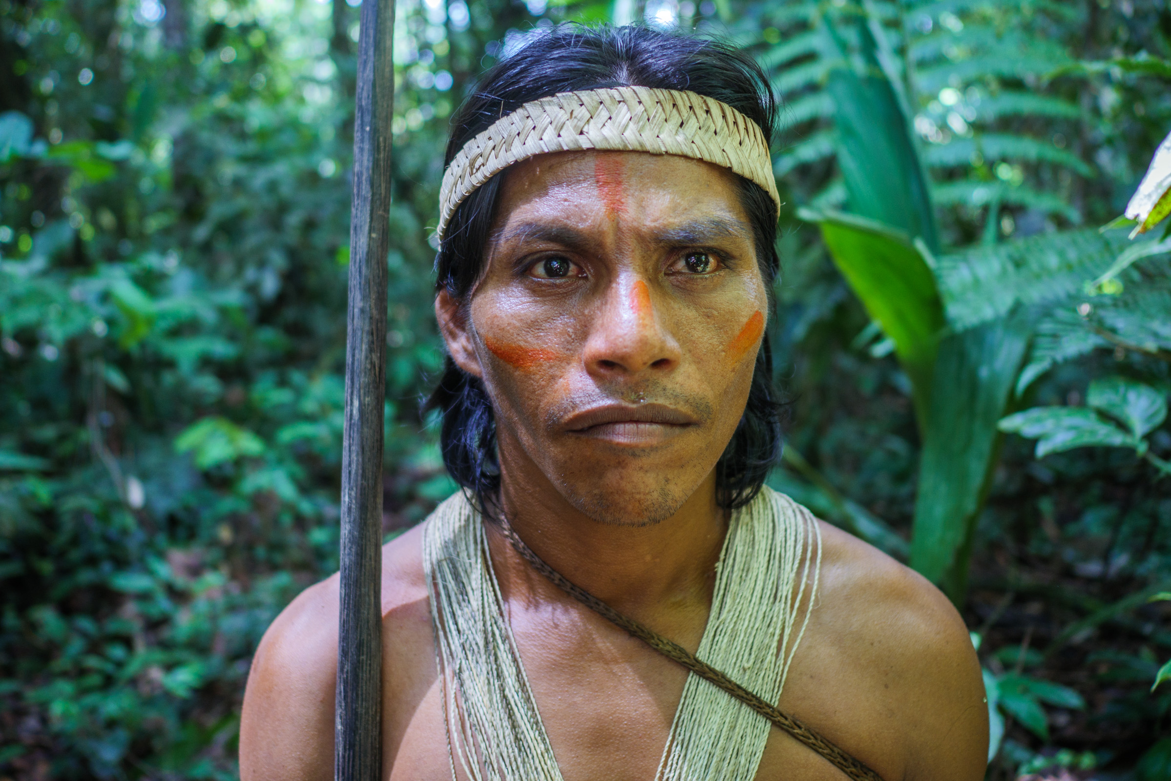 Мужчина женщина в племени. Индейцы ваорани Эквадор. Эквадор ваорани племя ваорани. Племя ваорани Амазонка.