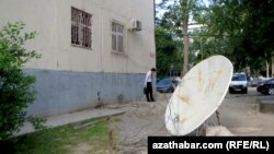 Туркменские власти призывают население не слушать Радио Азатлык.