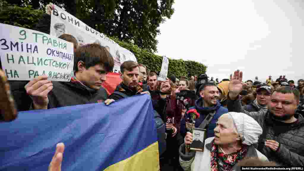 Українські націоналісти зібралися, аби висловити свою позицію під монументом Вічної слави: вони кажуть, що цей день &ndash; не свято, а день скорботи, адже під час війни у 1939&ndash;1945 роках загинули мільйони людей