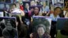 Южнокорейские студенты несут портреты бывших так называемых "женщин-утешительниц" перед посольством Японии в Сеуле