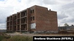 Один из недостроенных домов жилого комплекса «Прага» компании «АльБаракат Компани». Астана, 12 августа 2015 года.