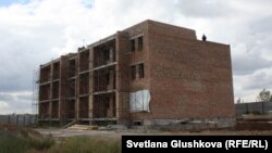 «АльБаракат Компани» Астанада салып жатқан «Прага» тұрғын үй кешенінің құрылысы бітпеген нысандарының бірі. 12 тамыз 2015 жыл.