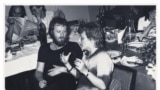 Rolf Bossert discutînd cu Herta Müller, Timişoara, 1983 (Foto: arhivă Totok)