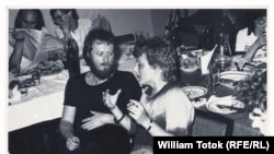 Rolf Bossert discutînd cu Herta Müller, Timişoara, 1983 (Foto: arhivă Totok)