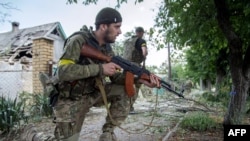 Украин әскерилері Марьинка елді мекенінде сепаратистермен ұрыс кезінде. Донецк облысы, 4 маусым 2015 жыл. 