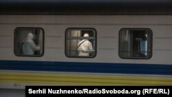 На Центральному залізничному вокзалі Києва кілька годин перевіряли потяг «Чотири столиці», який прибув із Риги в рамках евакуації громадян України через спалах коронавірусу у світі, Київ, 23 березня 2020 року