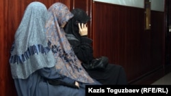 Жены осужденных мусульман, обвиненных в терроризме. Алматы, 10 сентября 2012 года. Иллюстративное фото.