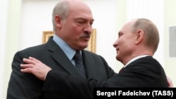 Президент Білорусі Олександр Лукашенко (ліворуч) і президент Росії Володимир Путін