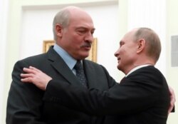 Володимир Путін (п) вітає Олександра Лукашенка (л) під час зустрічі в Кремлі, Москва, 29 грудня 2018 року