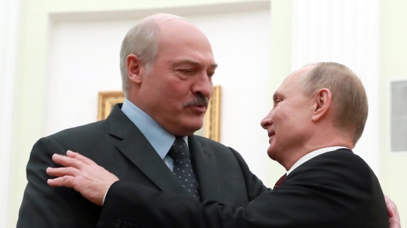 Лукашэнка і Пуцін абняліся і паціснулі рукі. Што паказалі на расейскай тэлевізіі, але выразалі на беларускай