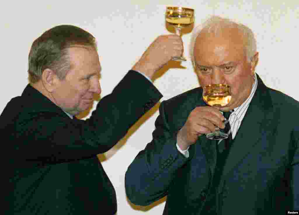 Ukraynalı həmkarı Leonid Kuchma (solda) ilə tost qaldırır. Tbilisi 2002-ci il.&nbsp;