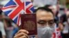 Протестувальник із паспортом Сполученого королівства перед британським консульством у Гонконгу, архівне фото