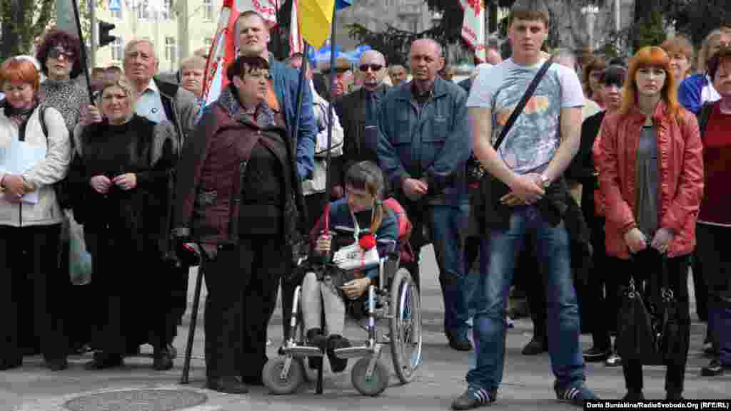 Мітингувальники під міськвиконкомом після сесії підтримують мера