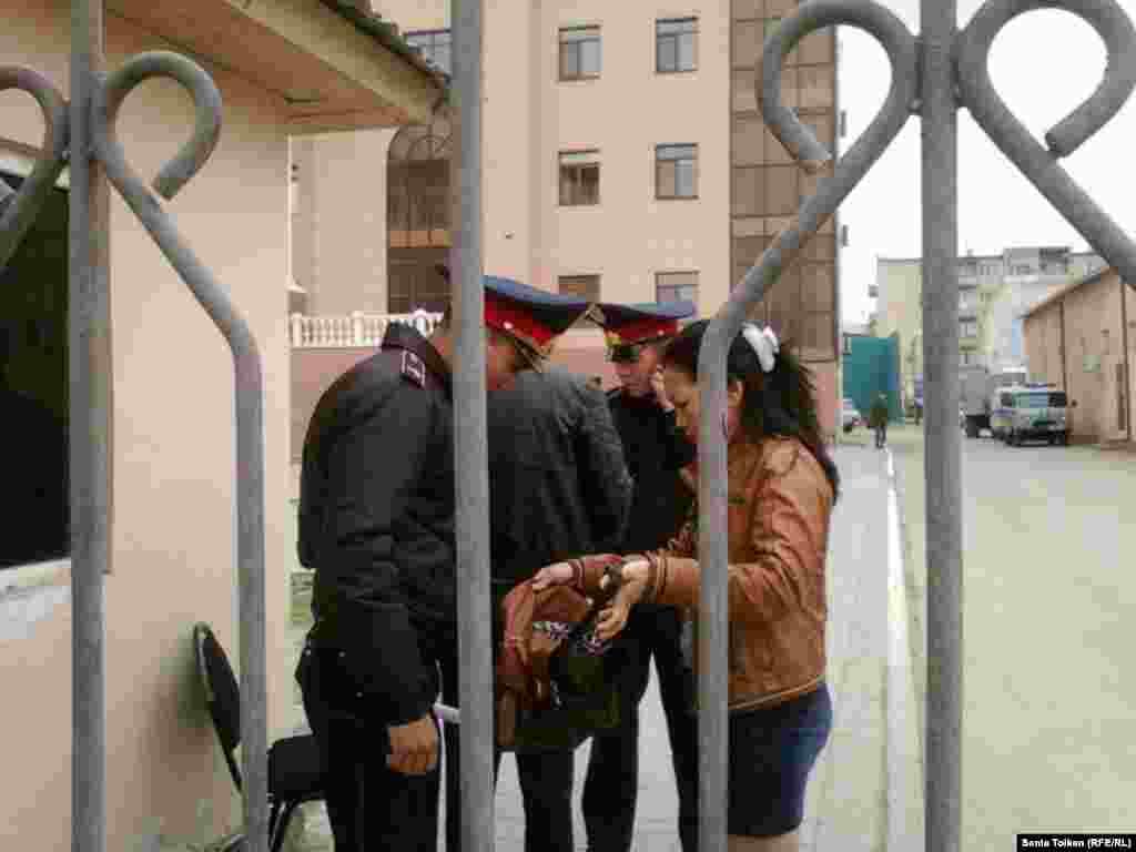 В апреле 2012 года по обвинению в терроризме в Атырау были осуждены 47 человек. По итогам беспрецедентного по масштабам судебного процесса осужденным дали тогда от пяти до 15 лет тюремного заключения. На фото: полиция проверяет людей перед зданием суда. Атырау, 29 апреля 2013 года.