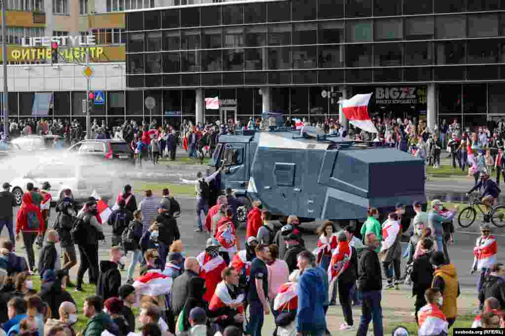 Милиция попыталась разогнать протестующих в Минске с помощью водометов