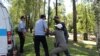 Poliția reținând oameni la Almatî. 06.06.2020