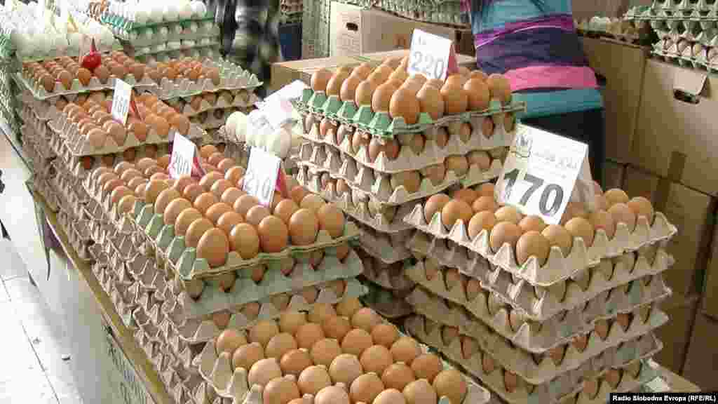 МАКЕДОНИЈА -&nbsp;Владата донесе одлука за понатамошно замрзнување на ценит на основните производи и ги замрзна цените јајцата и оризот, со што нивото на нивните највисоки цени треба да останат на нивото на цените кои се применувале на 15 март 2023 година, изјави денеска премиерот Димитар Ковачевски. Овие цени треба да важат до 30 април 2023 година. Тој додаде дека трговците кои се регистрирани за вршење на трговска дејност имаат обврска редовно да прибавуваат и да продаваат свежи јајца во количини што редовно се прибавуваме во јануари и февруари 2023 година.