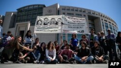 Mbështetës të akademikëve të arrestuar turq, të tubuar para gjykatës në Stamboll.