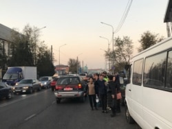 "Гипер Хаус" аялдамасында такси тоқтатып тұрған адамдар. Шымкент, 13 қараша 2019 жыл.